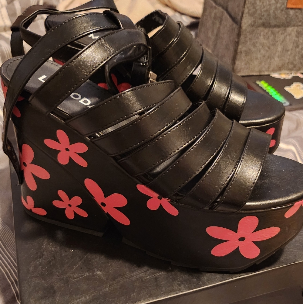 Moda Women's Black and Red Floral Platform Sandals